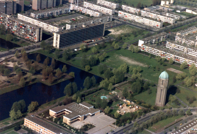 600378 Luchtfoto van het park De Watertoren in de wijk Overvecht te Utrecht, met rechts op de voorgrond de watertoren ...